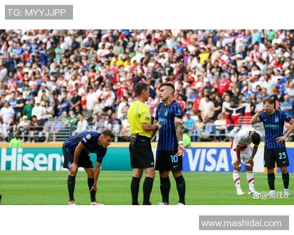 队友因争执在足球场上爆发冲突引发全场混乱的背后故事